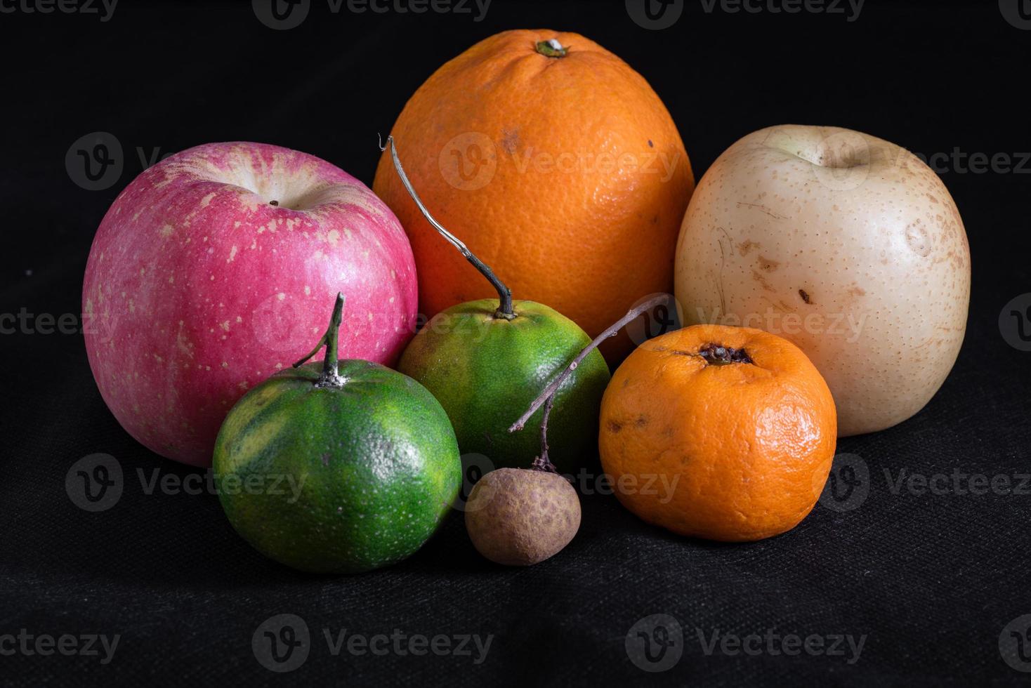 frutas en fondo negro foto