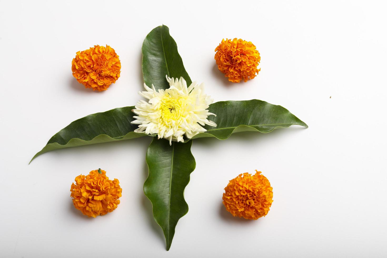 diseño de rangoli de flores de caléndula para el festival de diwali, decoración de flores del festival indio foto