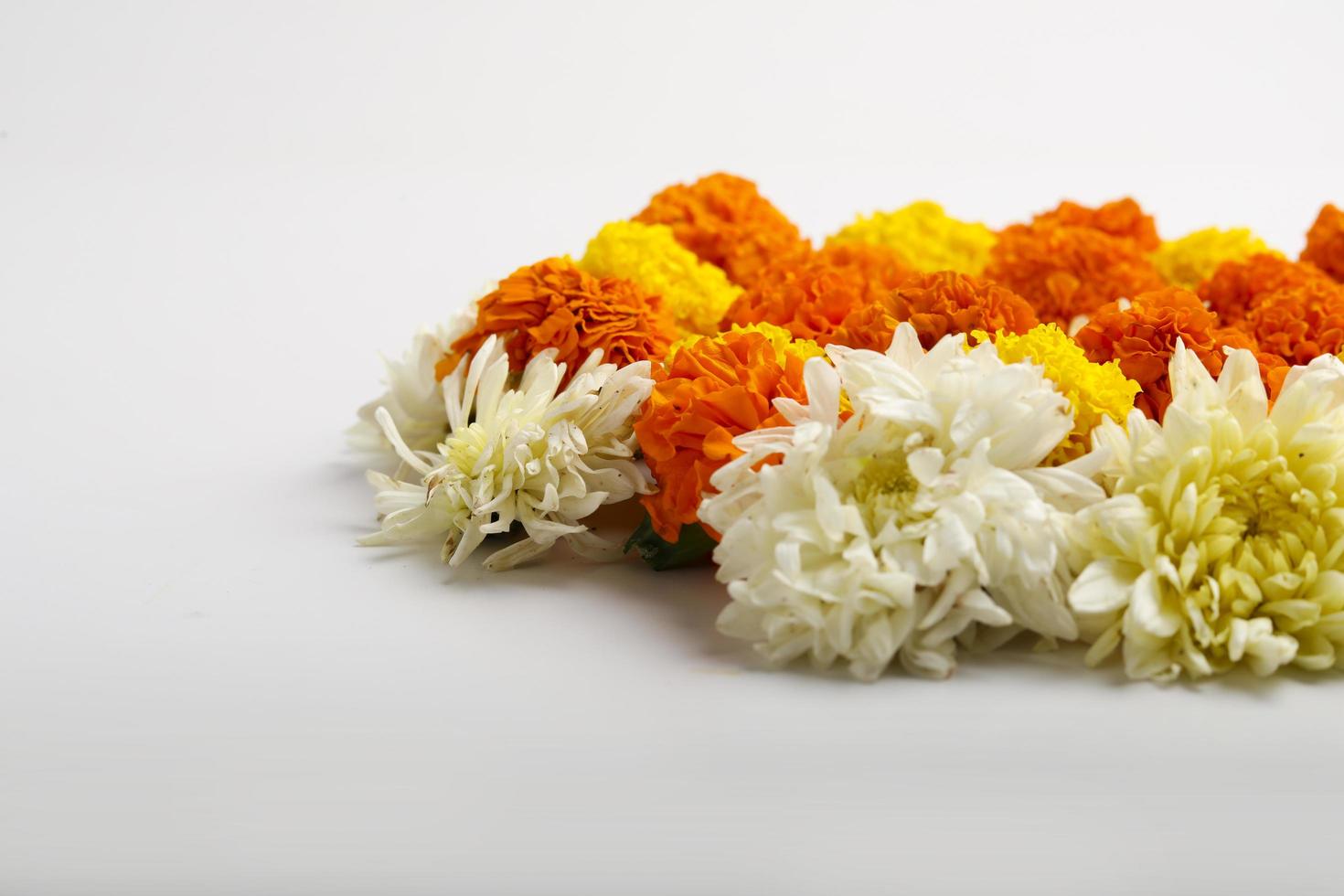 diseño de rangoli de flores de caléndula para el festival de diwali, decoración de flores del festival indio foto