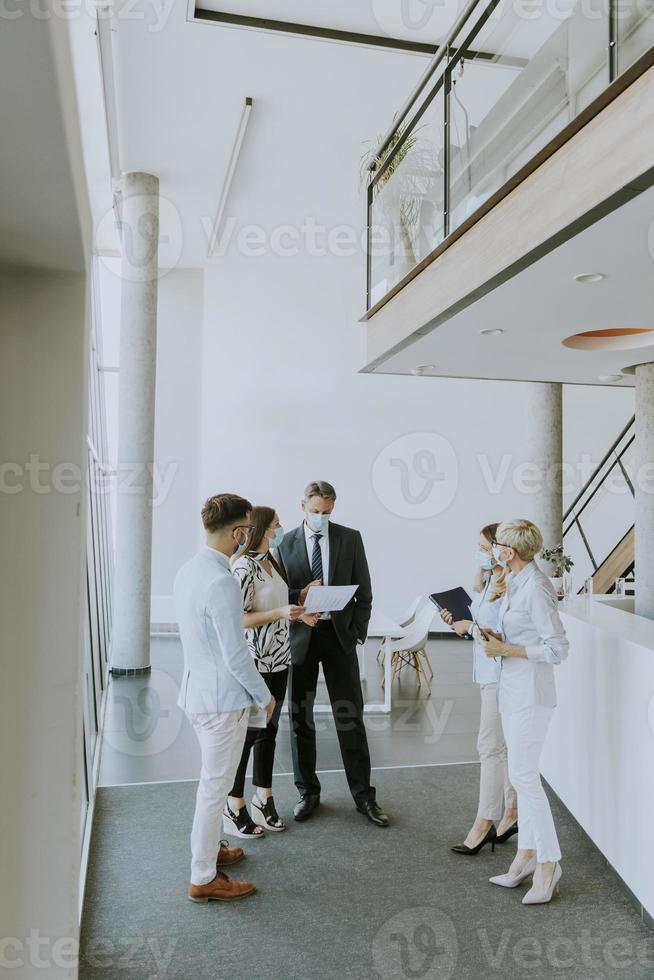 Ver al grupo de gente de negocios trabajando juntos y preparando un nuevo proyecto en una reunión en la oficina foto