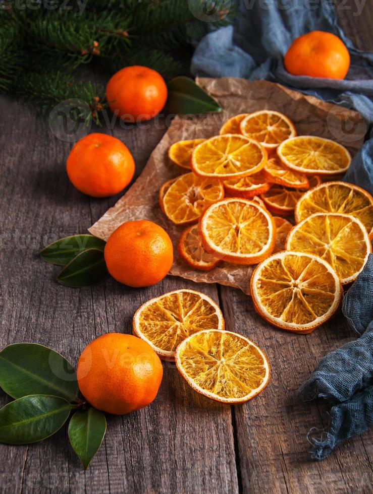 naranjas secas y mandarinas frescas foto
