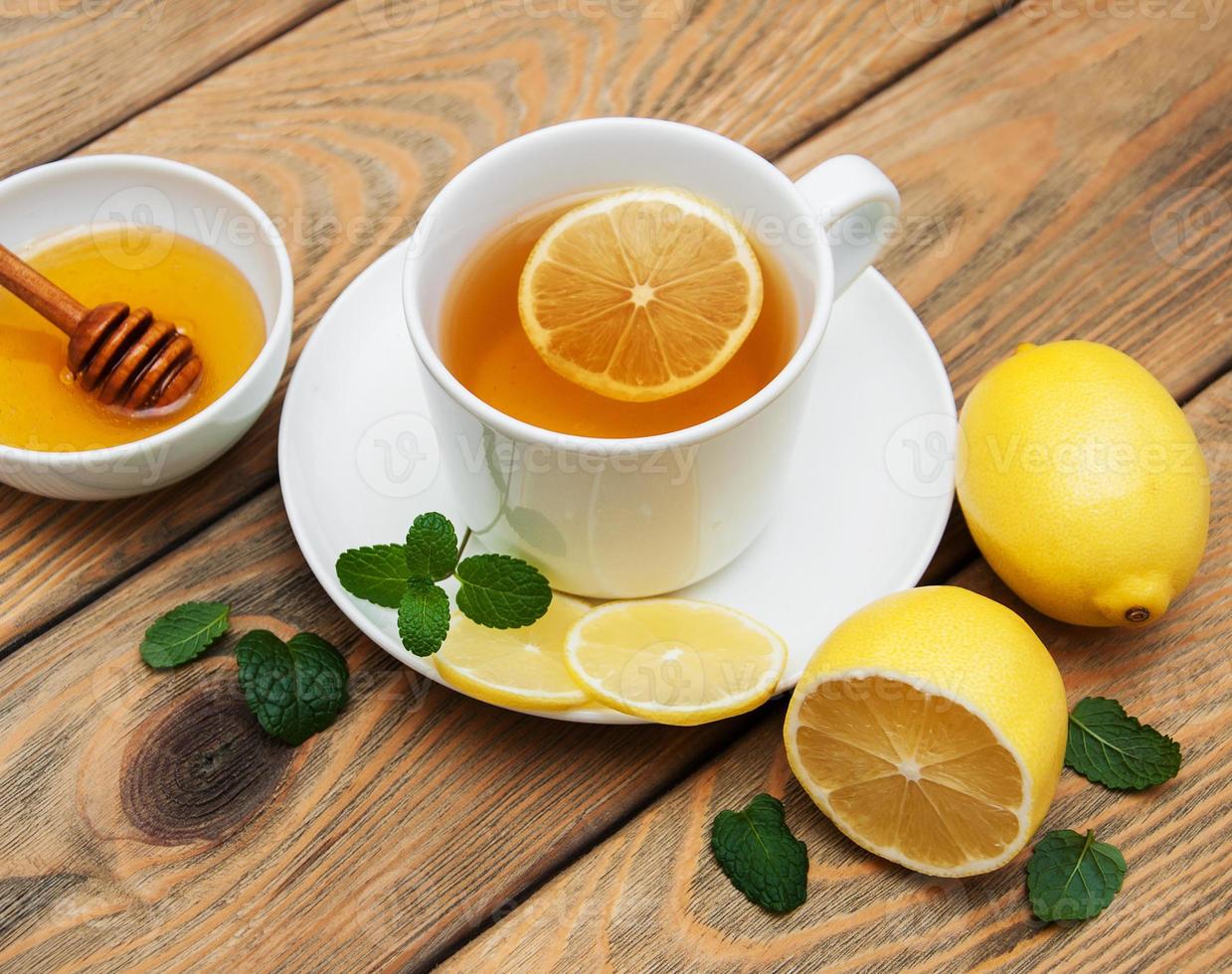 taza de té con limón y jengibre foto