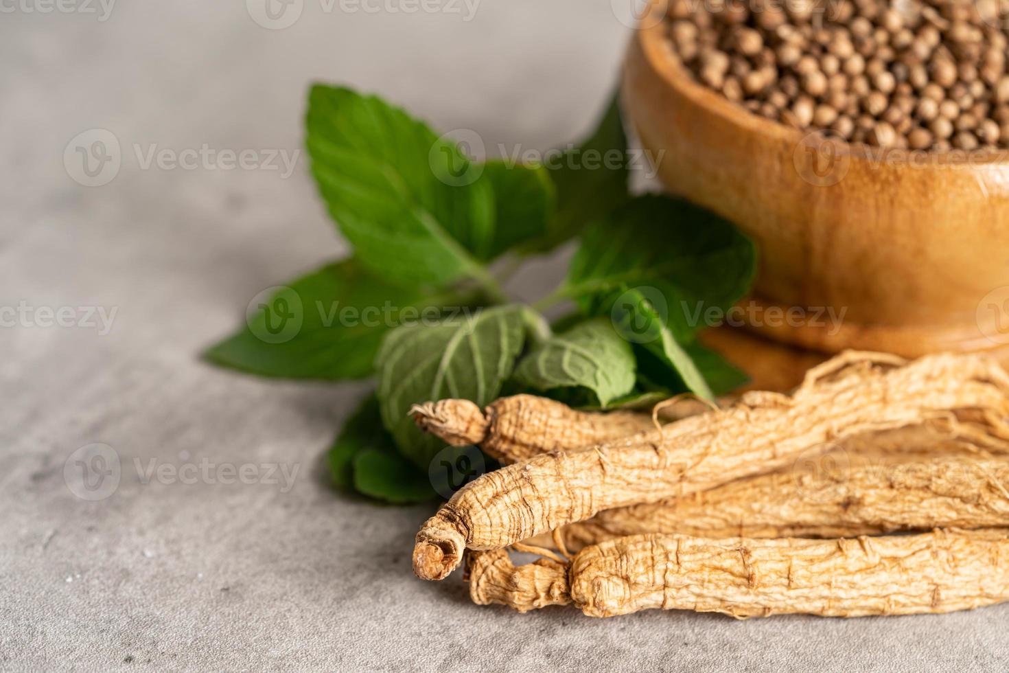 ginseng, hierba vegetal seca. comida sana comida de exportación famosa en el país de corea. foto