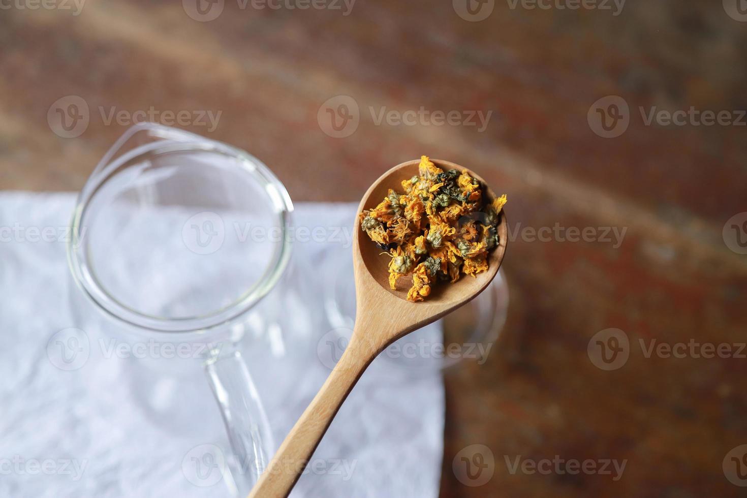 hoja de cannabis con té de flores en frasco de vidrio para beber aroma saludable foto