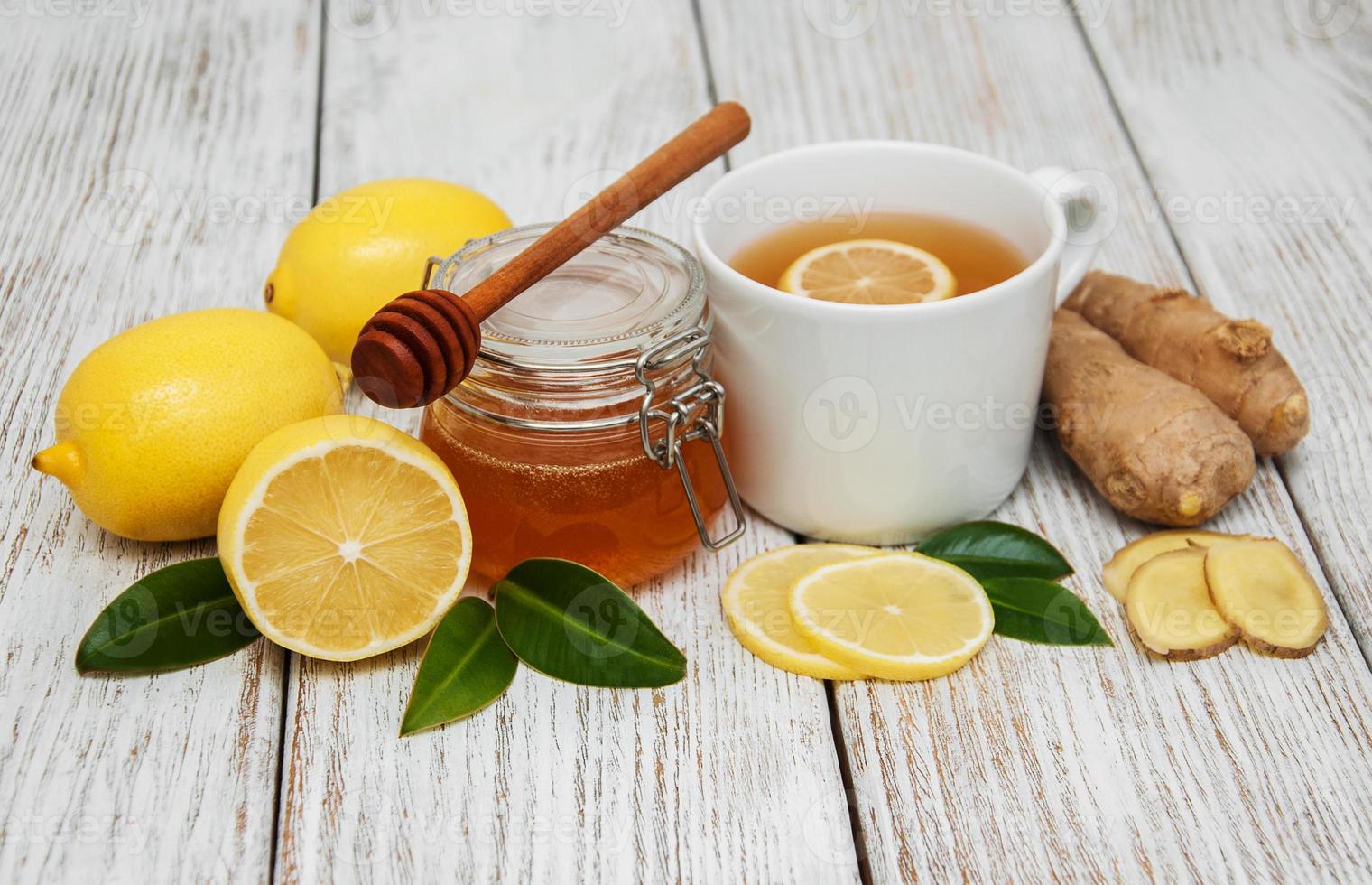 taza de té con limón y jengibre foto