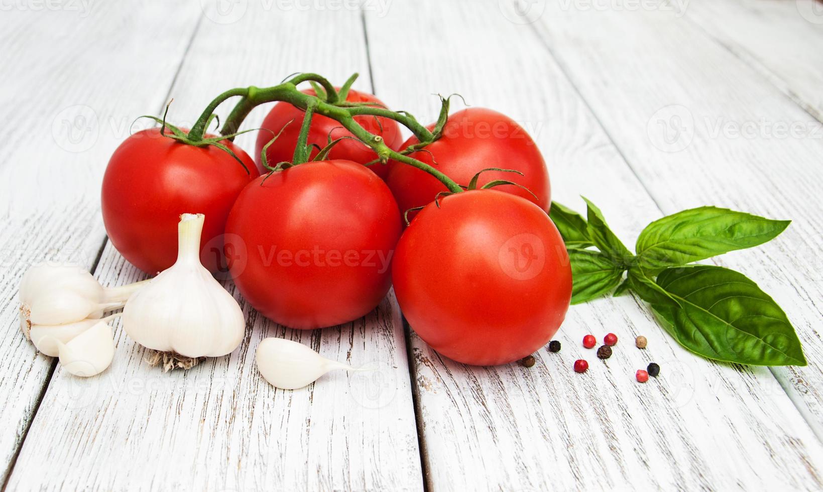 tomates orgánicos y ajo foto