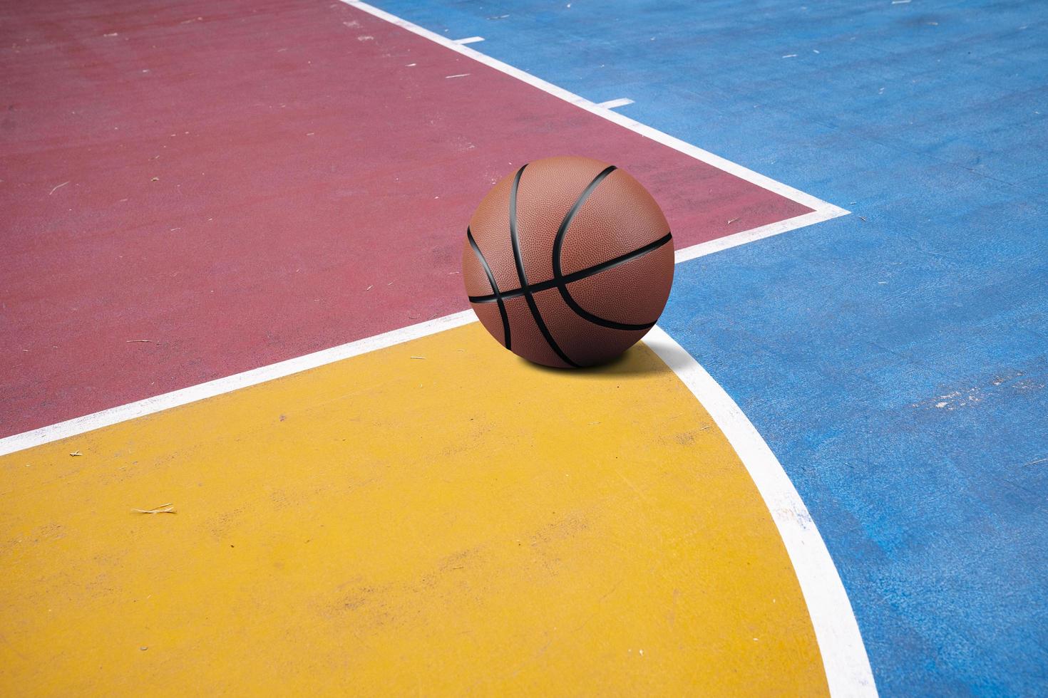 baloncesto en la cancha de baloncesto foto