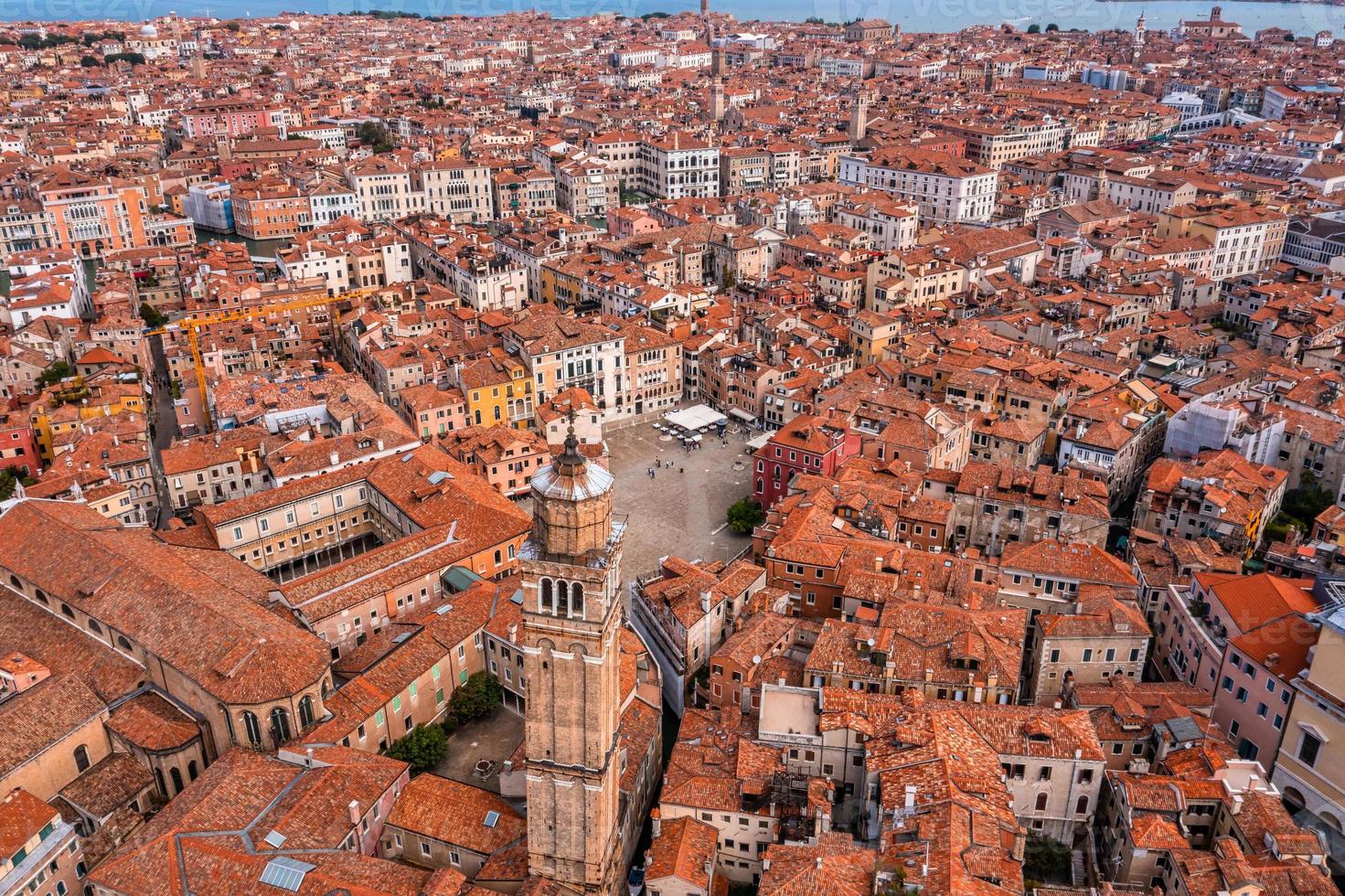 hermosos techos naranjas de venecia en italia. vista aérea. foto