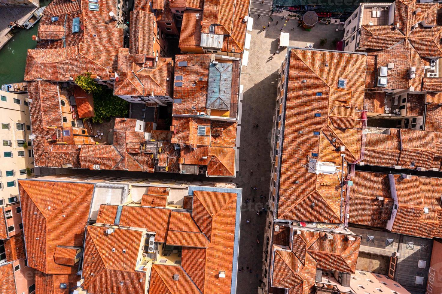 hermosos techos naranjas de venecia en italia. vista aérea. foto