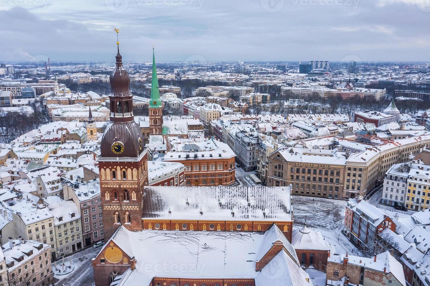 vista de invierno superior del paisaje urbano de la ciudad vieja de riga. famosa vista aérea y destino turístico de la catedral de cúpulas. viajar a letonia foto