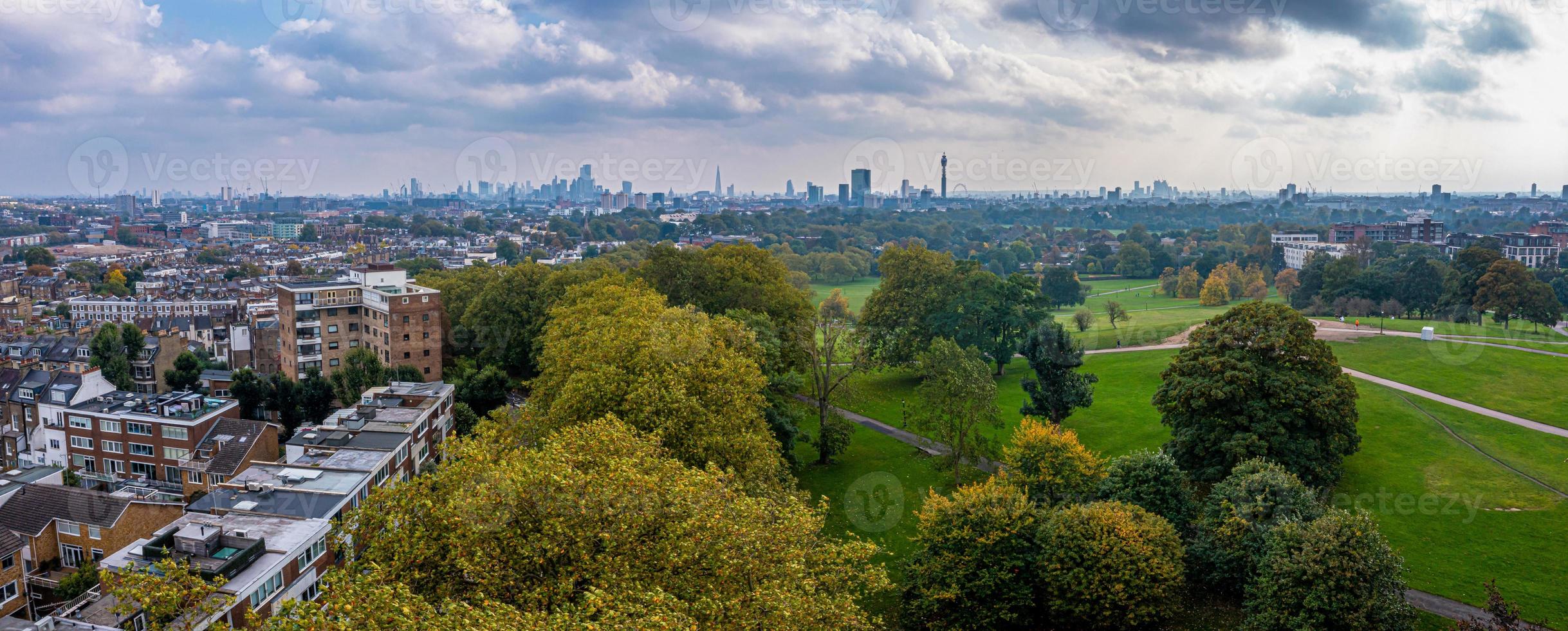 hermosa vista aérea de Londres con muchos parques verdes foto