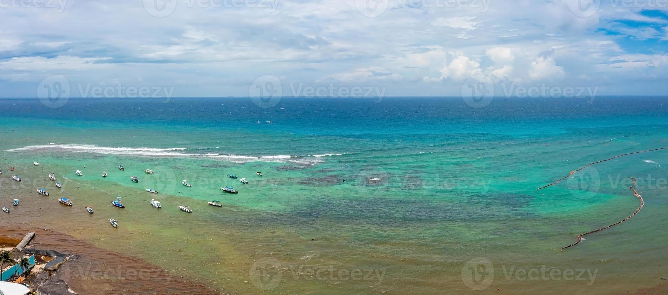 vista aérea de muchos veleros anclados junto al arrecife. foto