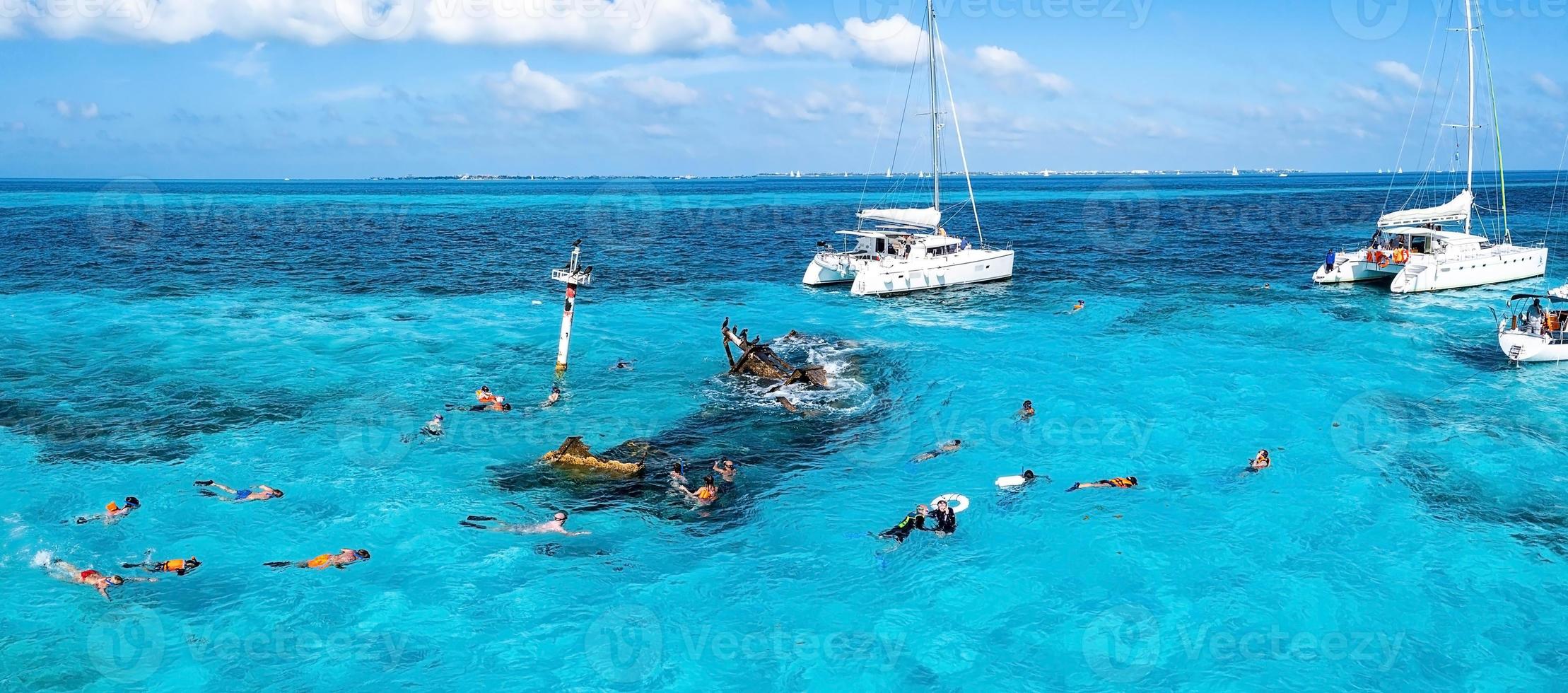 gente buceando alrededor del naufragio cerca de bahamas en el mar caribe. foto