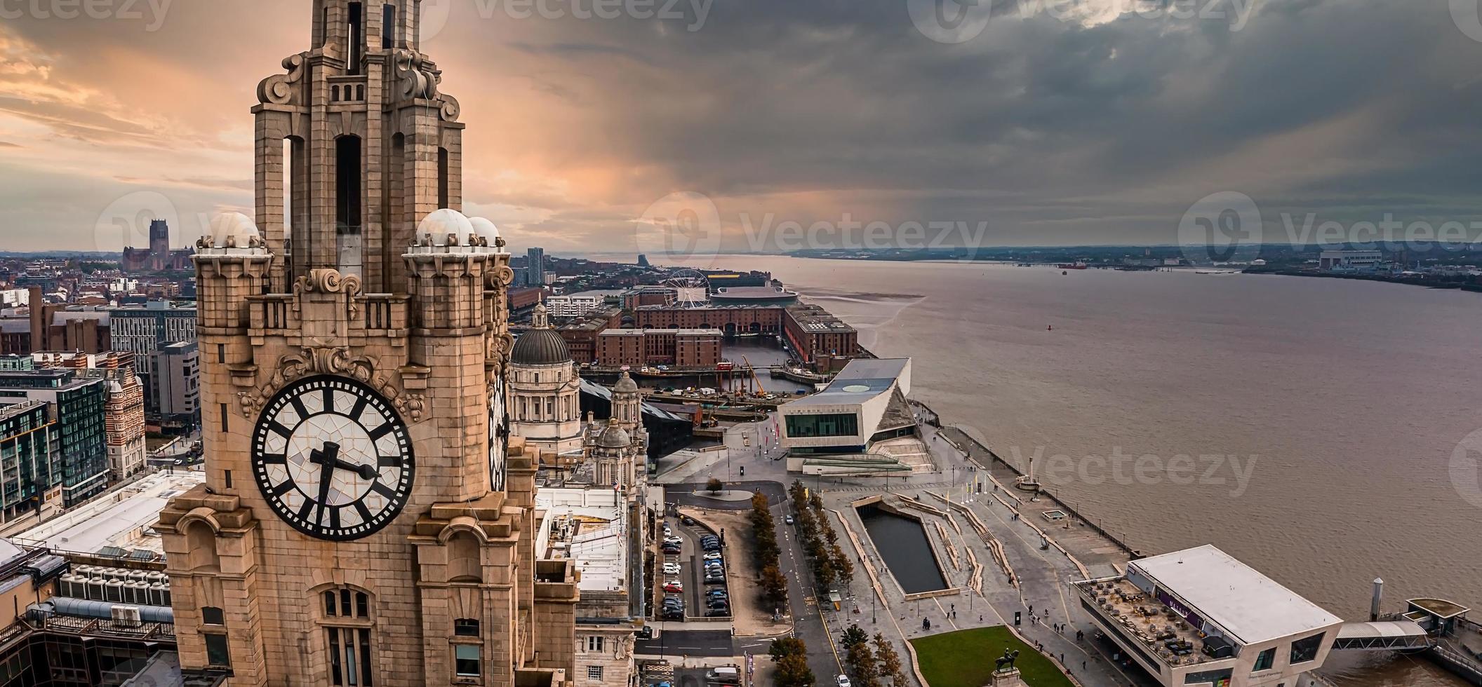 Primer plano aéreo de la torre del Royal Liver Building en Liverpool foto