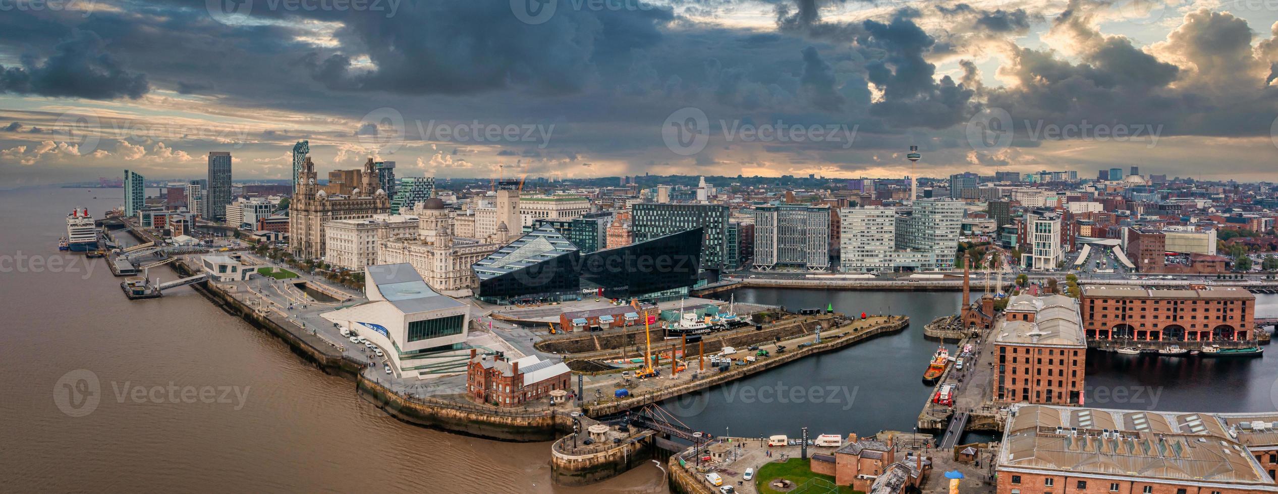 hermoso panorama de la costa de liverpool al atardecer. foto