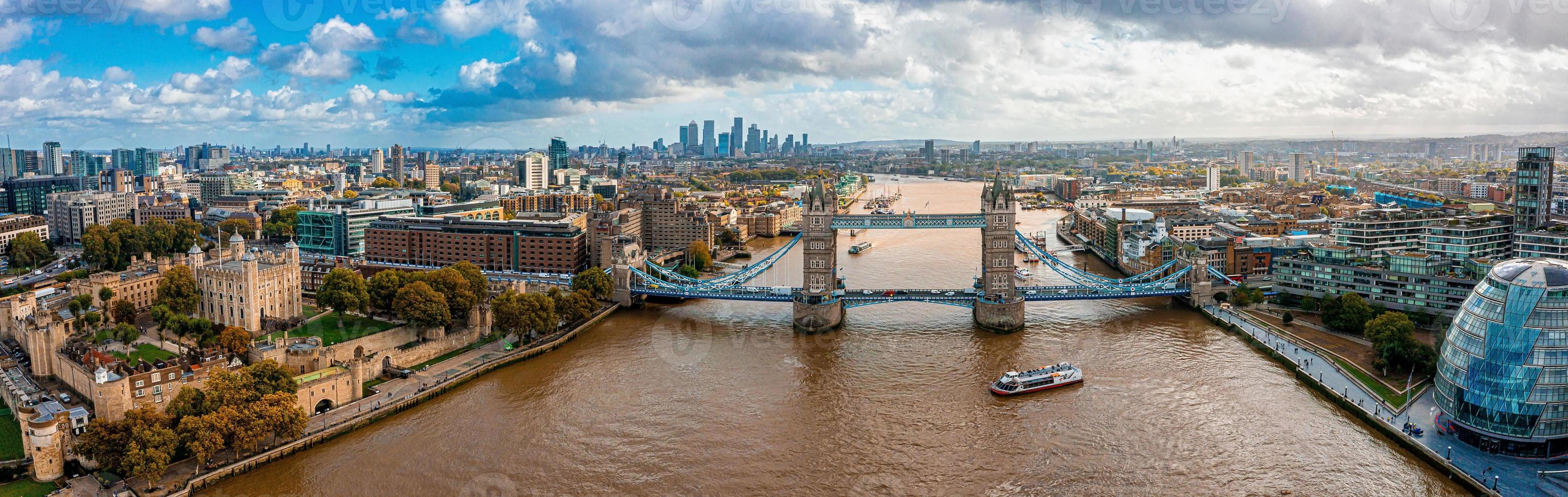 vista panorámica aérea del paisaje urbano del puente de la torre de Londres foto