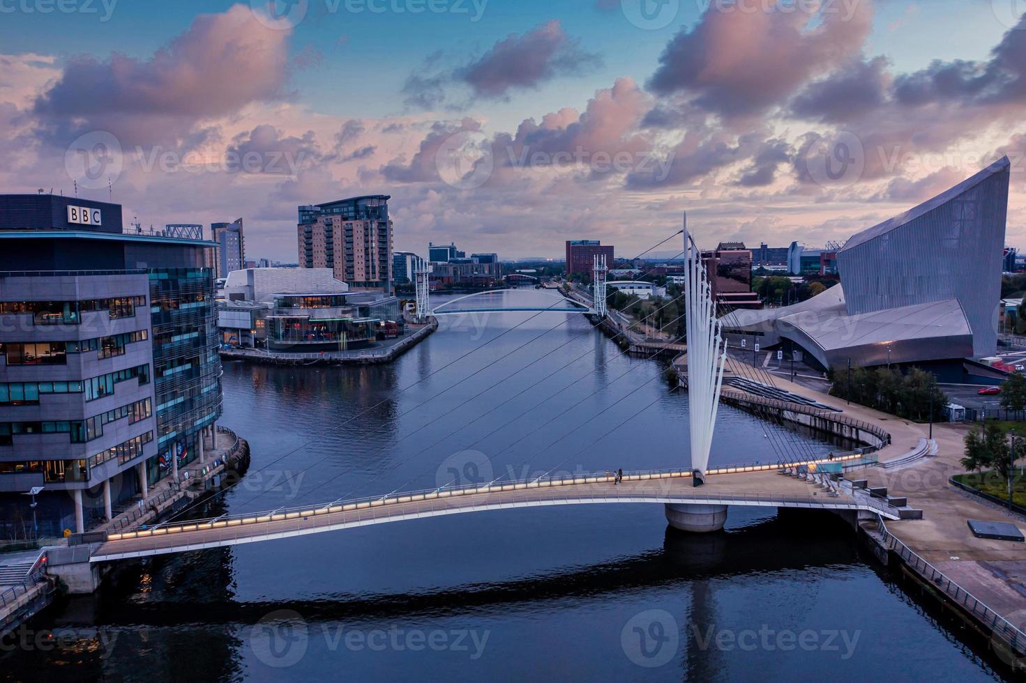 vista aérea de la ciudad de los medios del reino unido está a orillas del manchester al atardecer foto