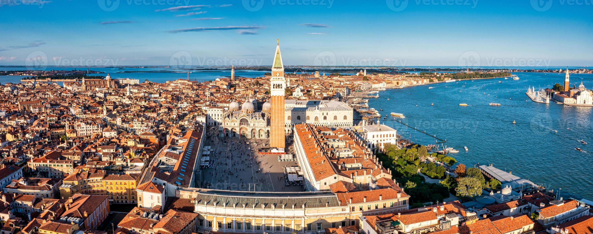 vista aérea de la icónica plaza san marco foto