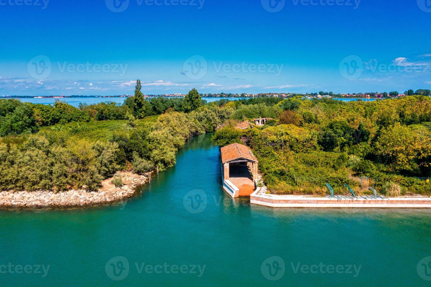 vista aérea de la isla fantasma plagada de poveglia en venecia foto