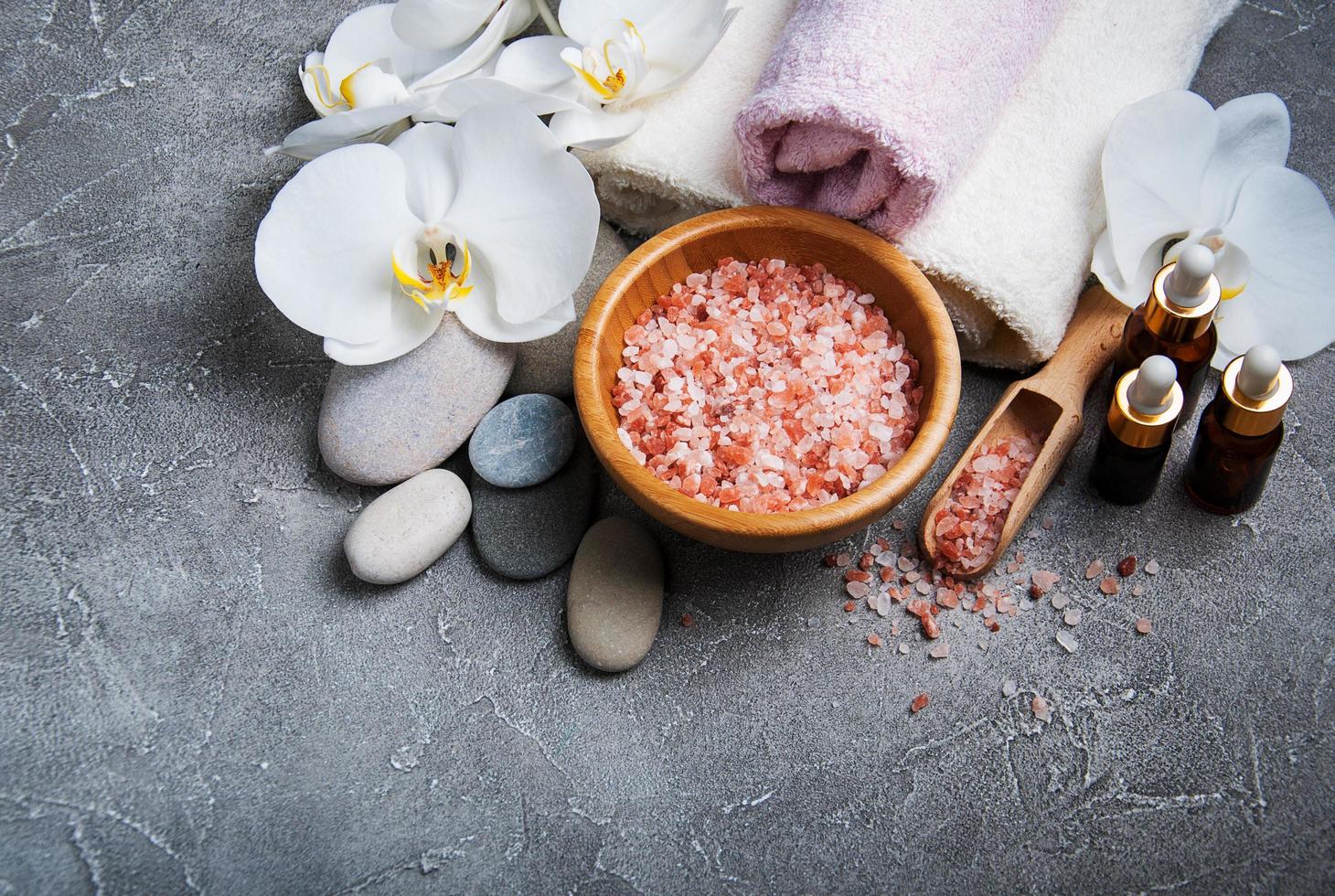 concepto de spa con orquídeas blancas foto