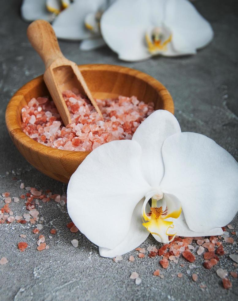 sal de masaje y orquideas blancas foto