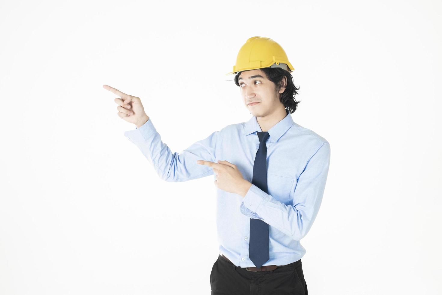 ingeniero, hombre, llevando, casco amarillo, blanco foto