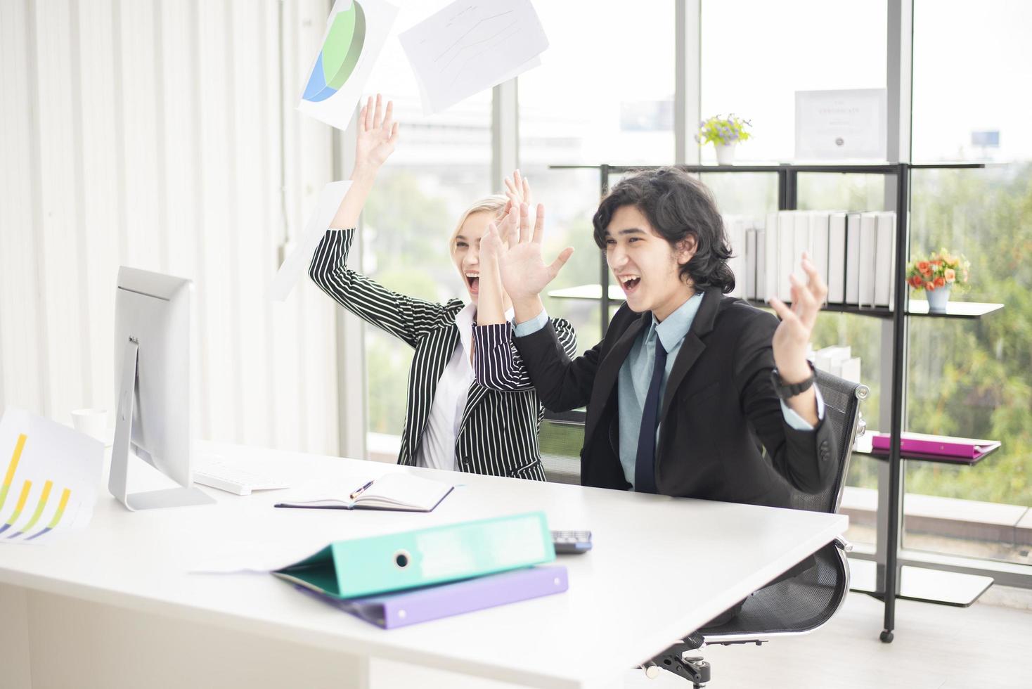 la gente de negocios está contenta con el éxito empresarial en la oficina foto