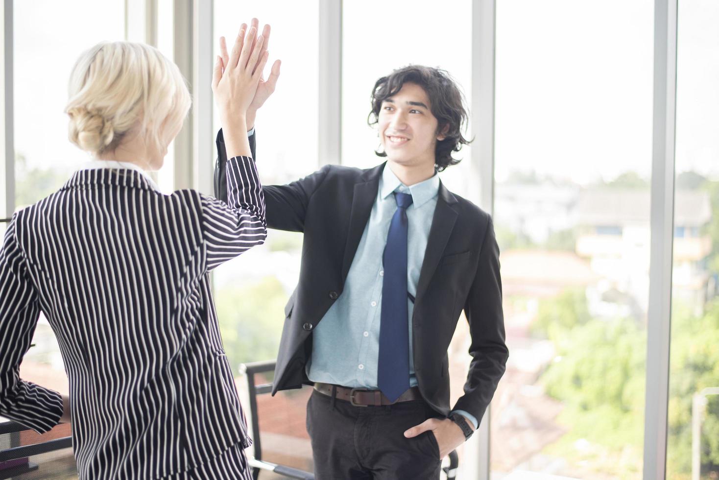 la gente de negocios está contenta con el éxito empresarial en la oficina foto