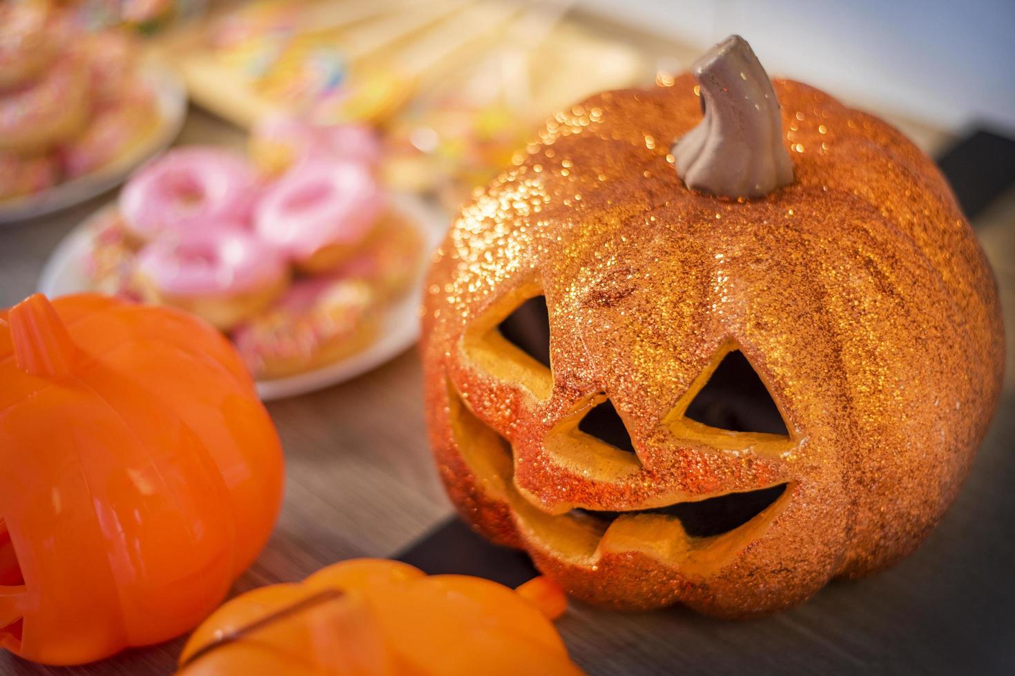 calabaza de halloween en mesa de madera, decoraciones de fiesta de halloween foto