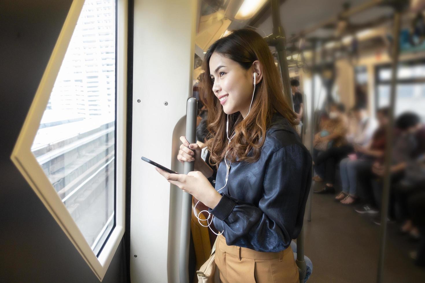 bella mujer de negocios en el metro de la ciudad foto