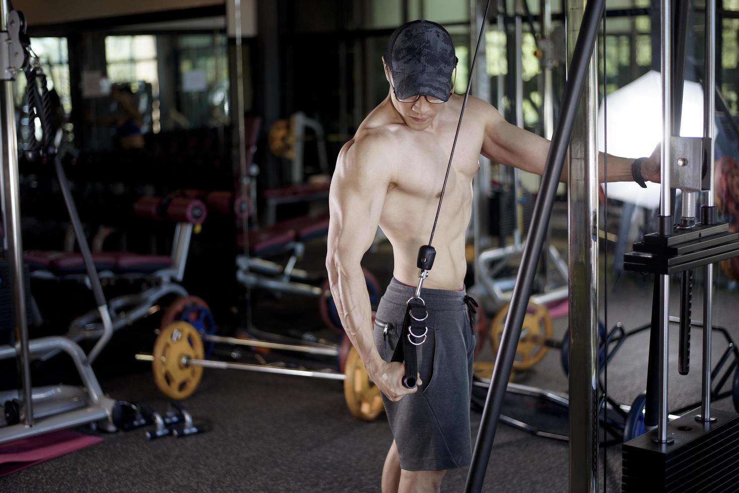 un hombre de fitness hace ejercicio en el gimnasio foto