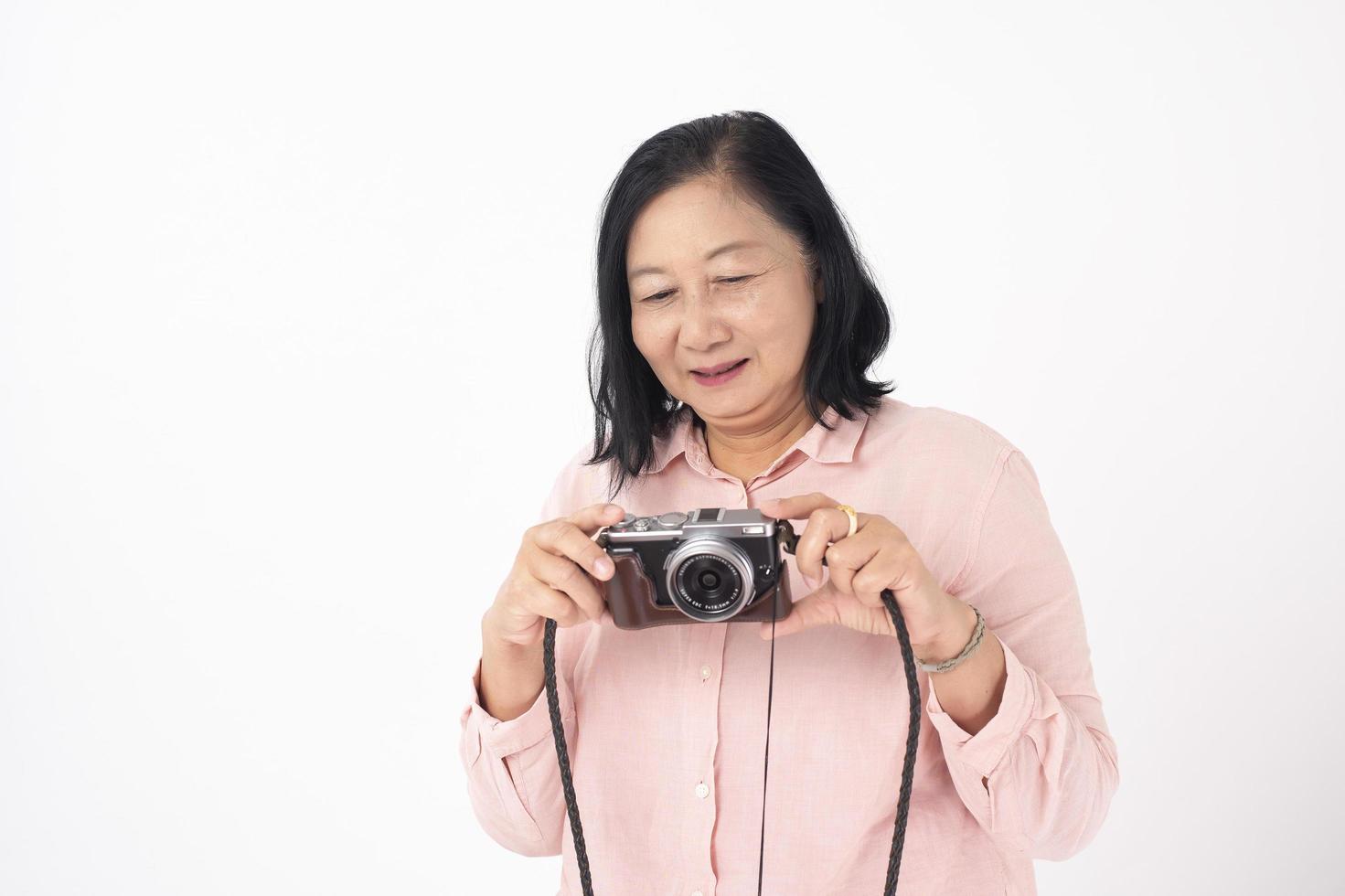 anciana asiática sobre fondo blanco, concepto de viaje foto