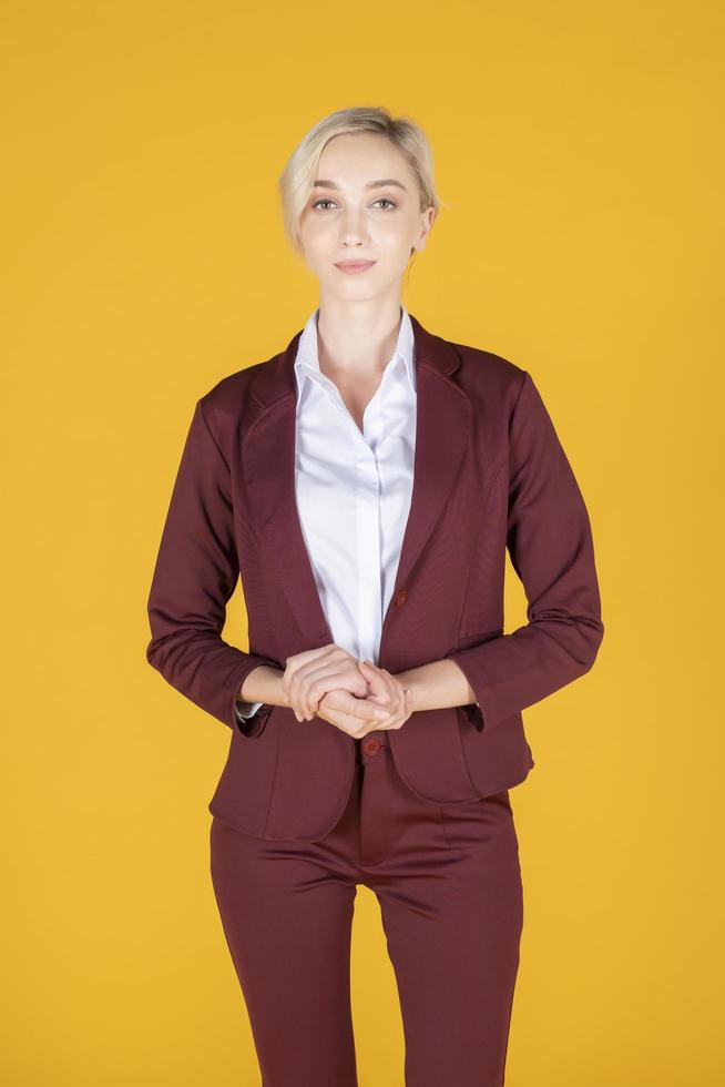 retrato de confianza mujer de negocios caucásica sobre fondo amarillo foto