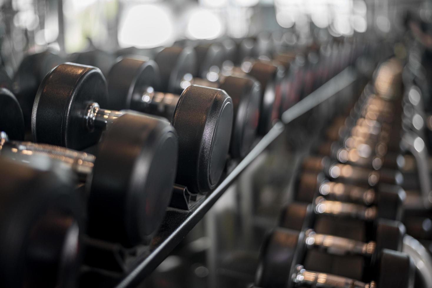 fila de mancuernas en el gimnasio foto