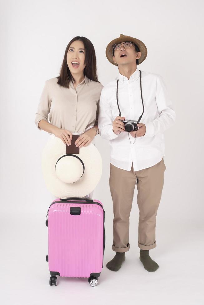 Pareja de turistas asiáticos disfrutan de fondo blanco. foto