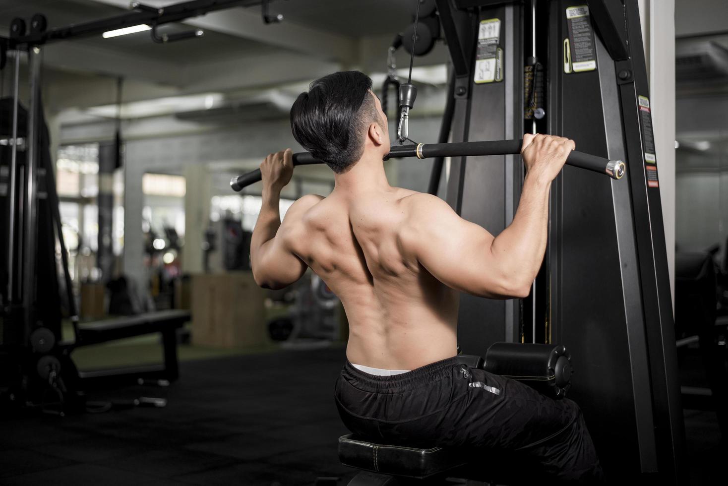 Muscular fitness hombre culturista está entrenando en el gimnasio foto