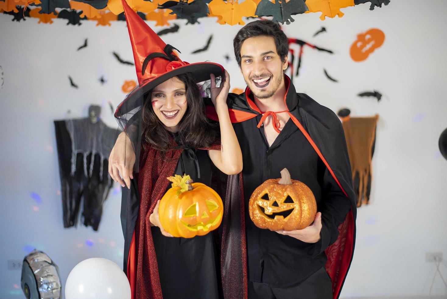 feliz pareja de amor disfrazada y maquillada en una celebración de halloween foto