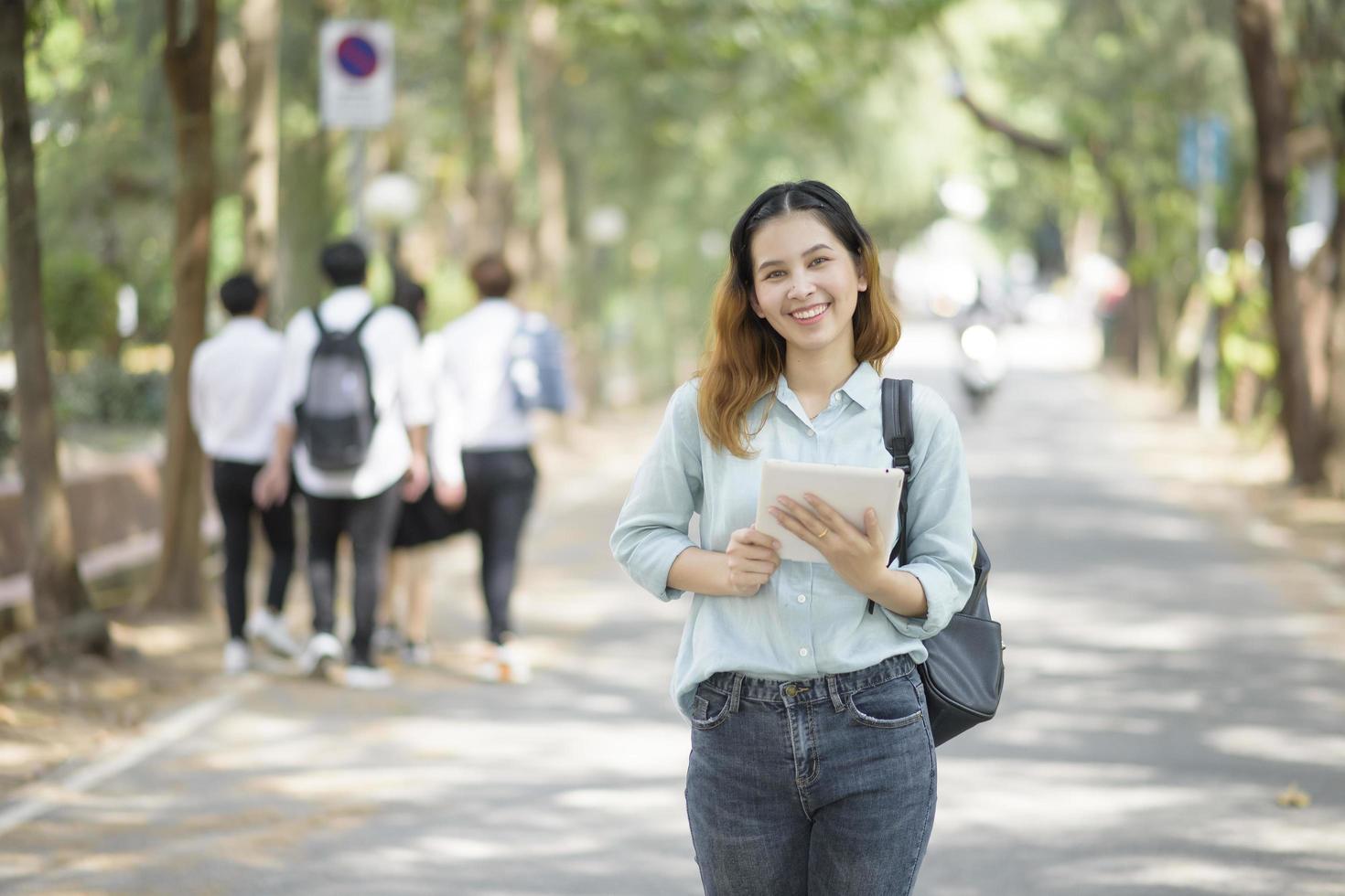 feliz joven estudiante universitario asiático. foto