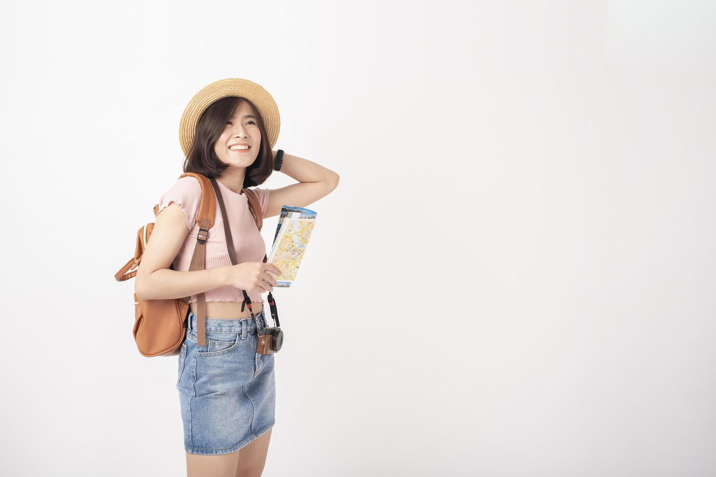 hermosa joven turista asiática feliz en el estudio de fondo blanco foto