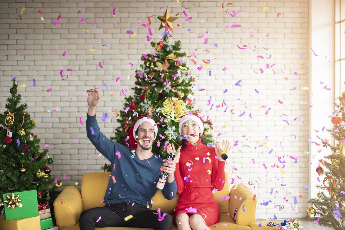 atractiva pareja caucásica de amor están celebrando la navidad en casa foto