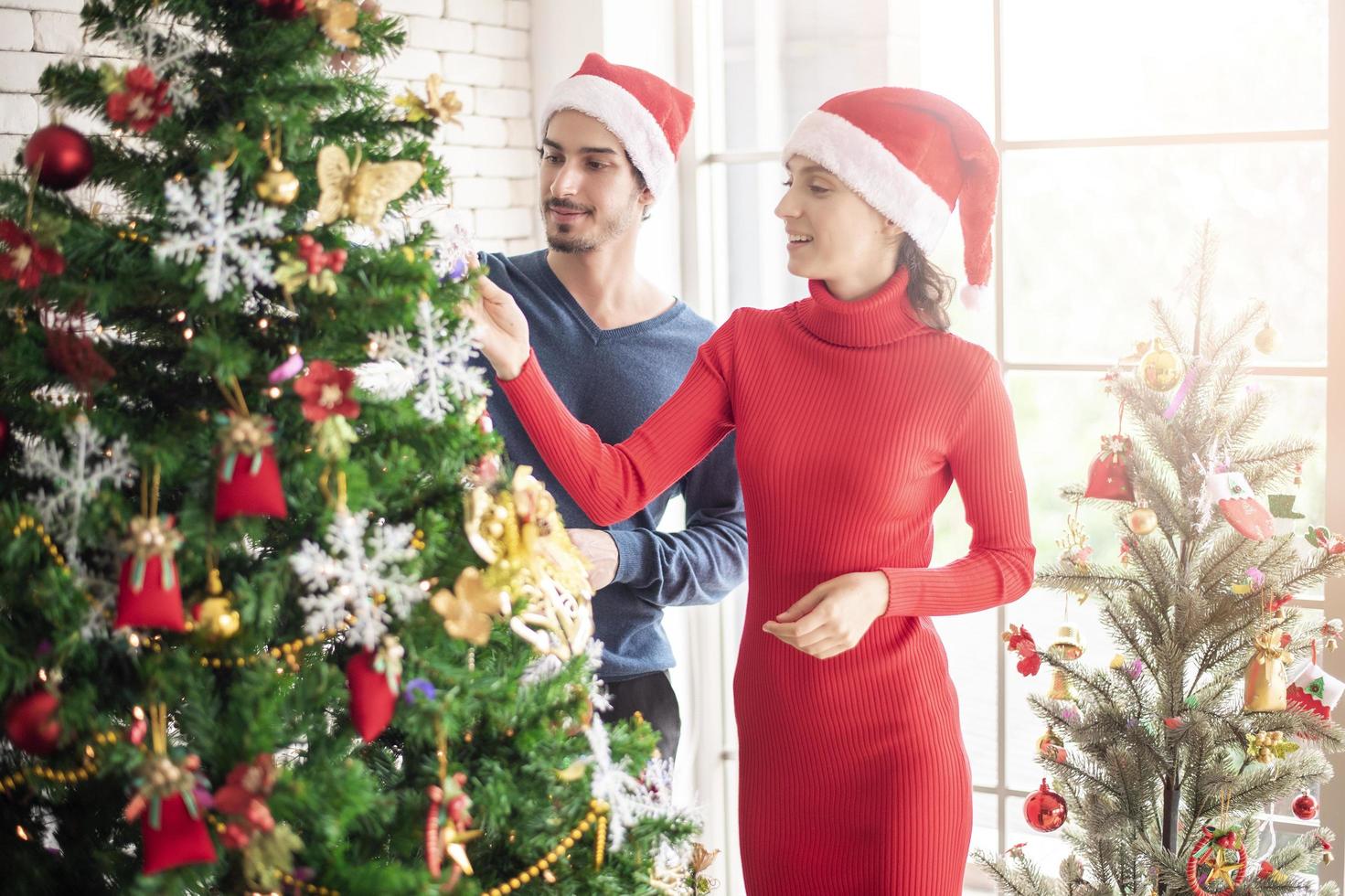 atractiva pareja caucásica de amor están celebrando la navidad en casa foto