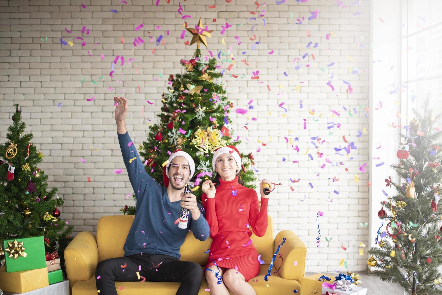 atractiva pareja caucásica de amor están celebrando la navidad en casa foto