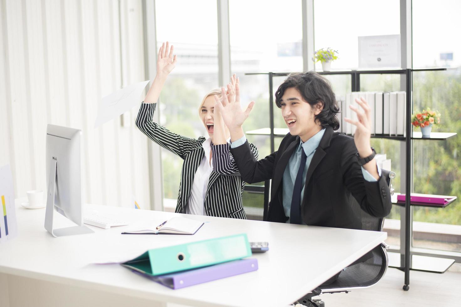 la gente de negocios está contenta con el éxito empresarial en la oficina foto