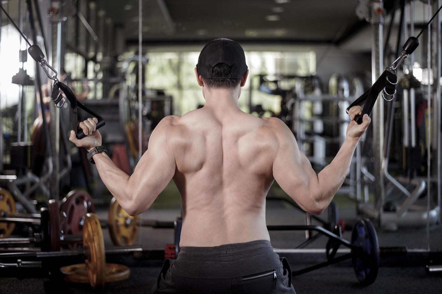 un hombre de fitness hace ejercicio en el gimnasio foto