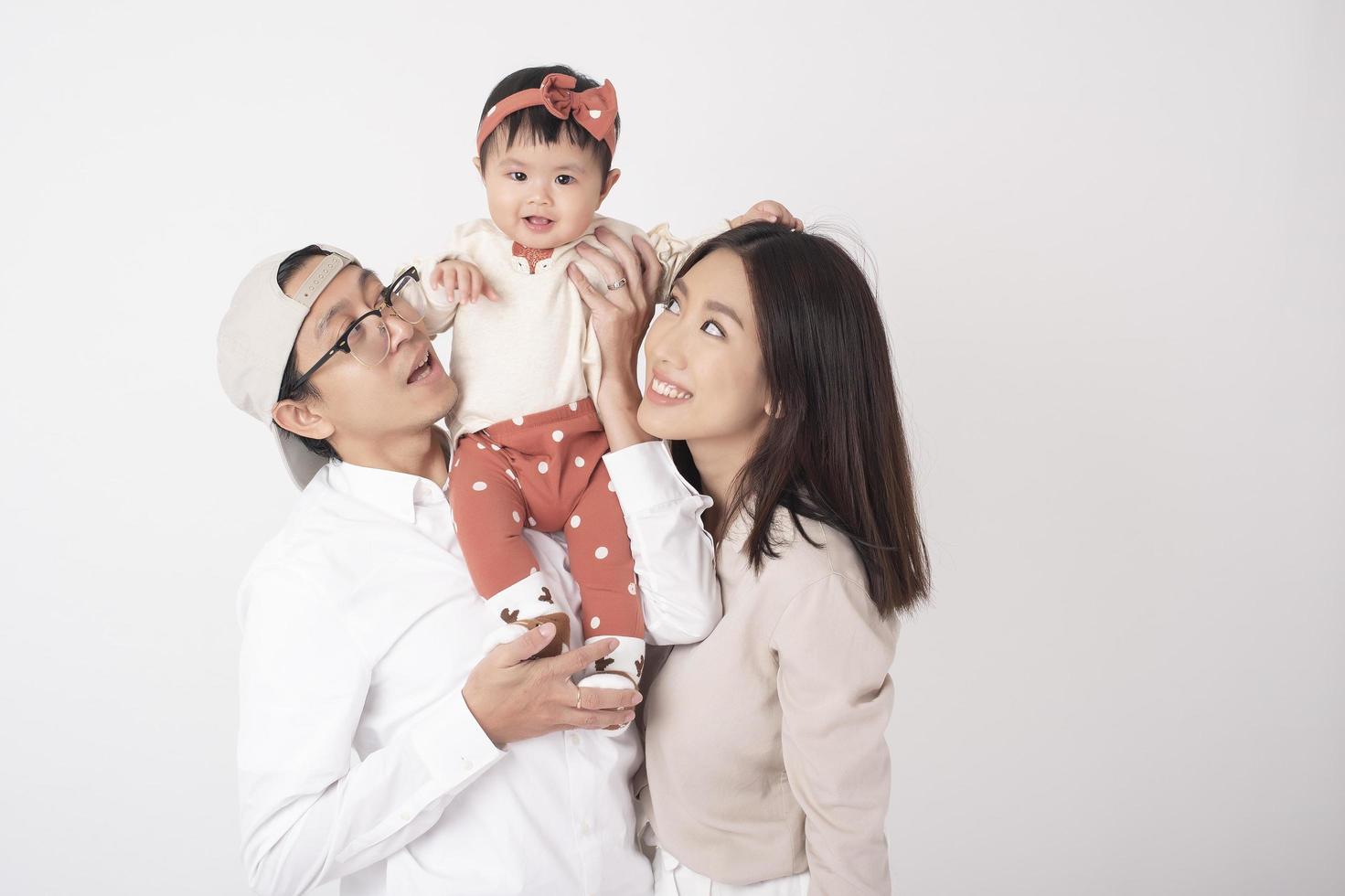 familia asiática feliz sobre fondo blanco foto