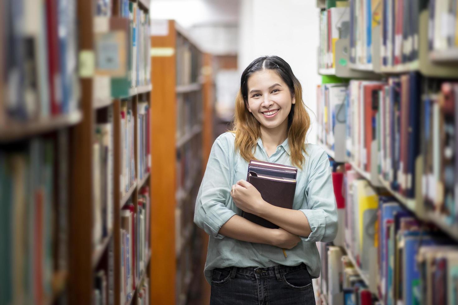 feliz joven estudiante universitario asiático. foto