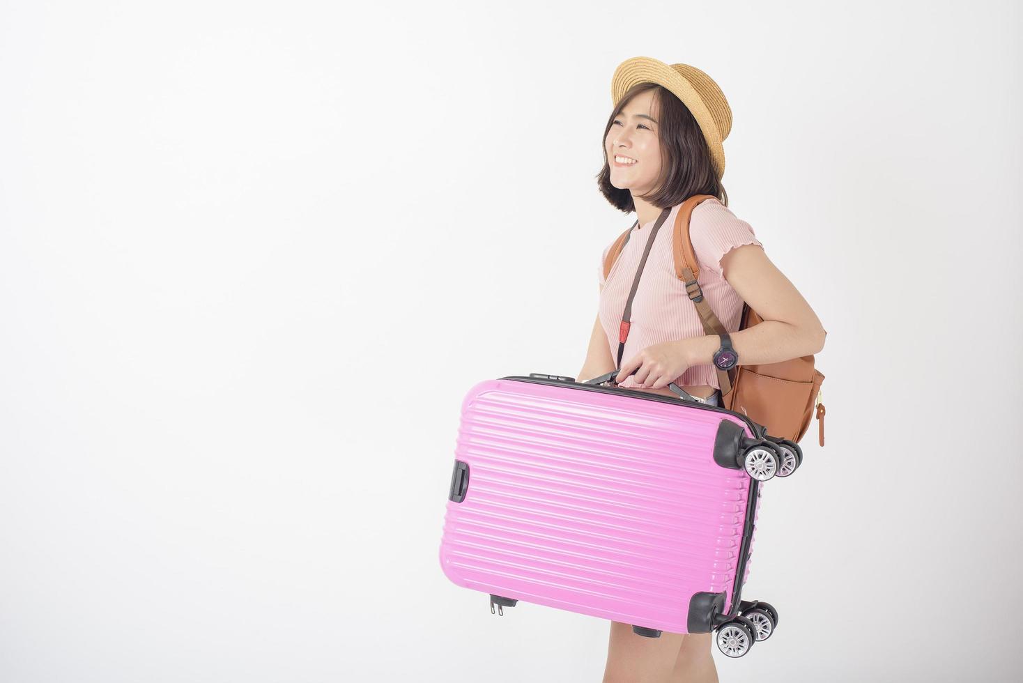 hermosa joven turista asiática feliz en el estudio de fondo blanco foto