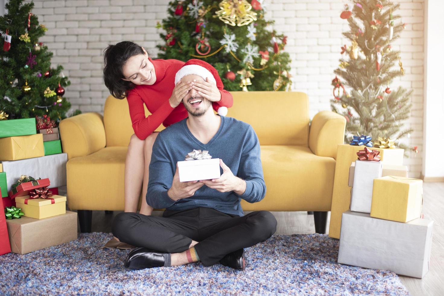 atractiva pareja caucásica de amor están celebrando la navidad en casa foto