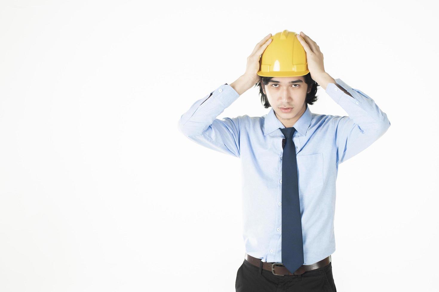 ingeniero, hombre, llevando, casco amarillo, blanco foto