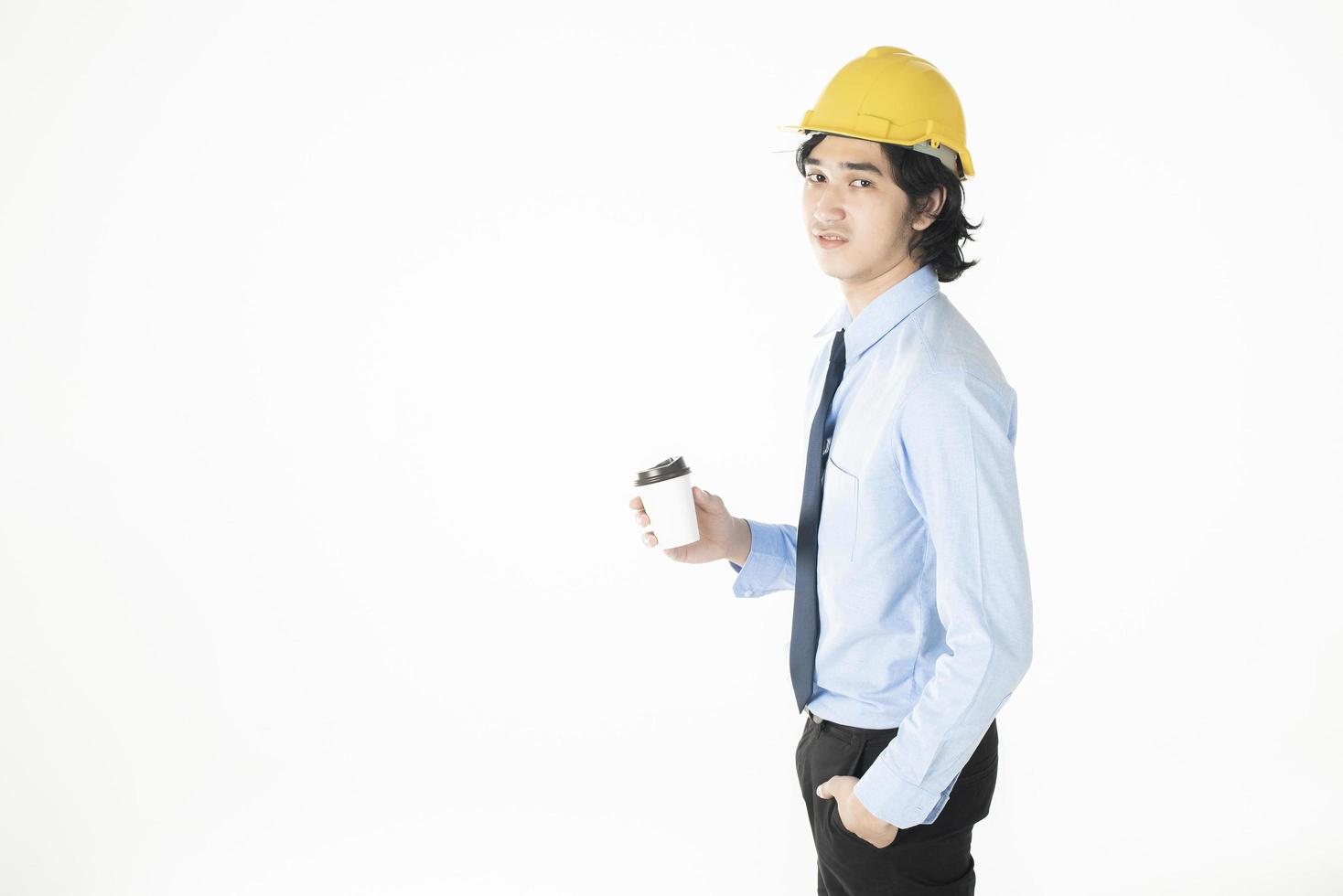 El retrato de un apuesto ingeniero caucásico confía en el fondo blanco foto